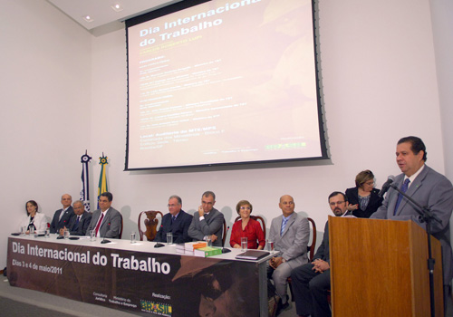 Ministro Lupi discursa na abertura de evento sobre o Dia do Trabalho